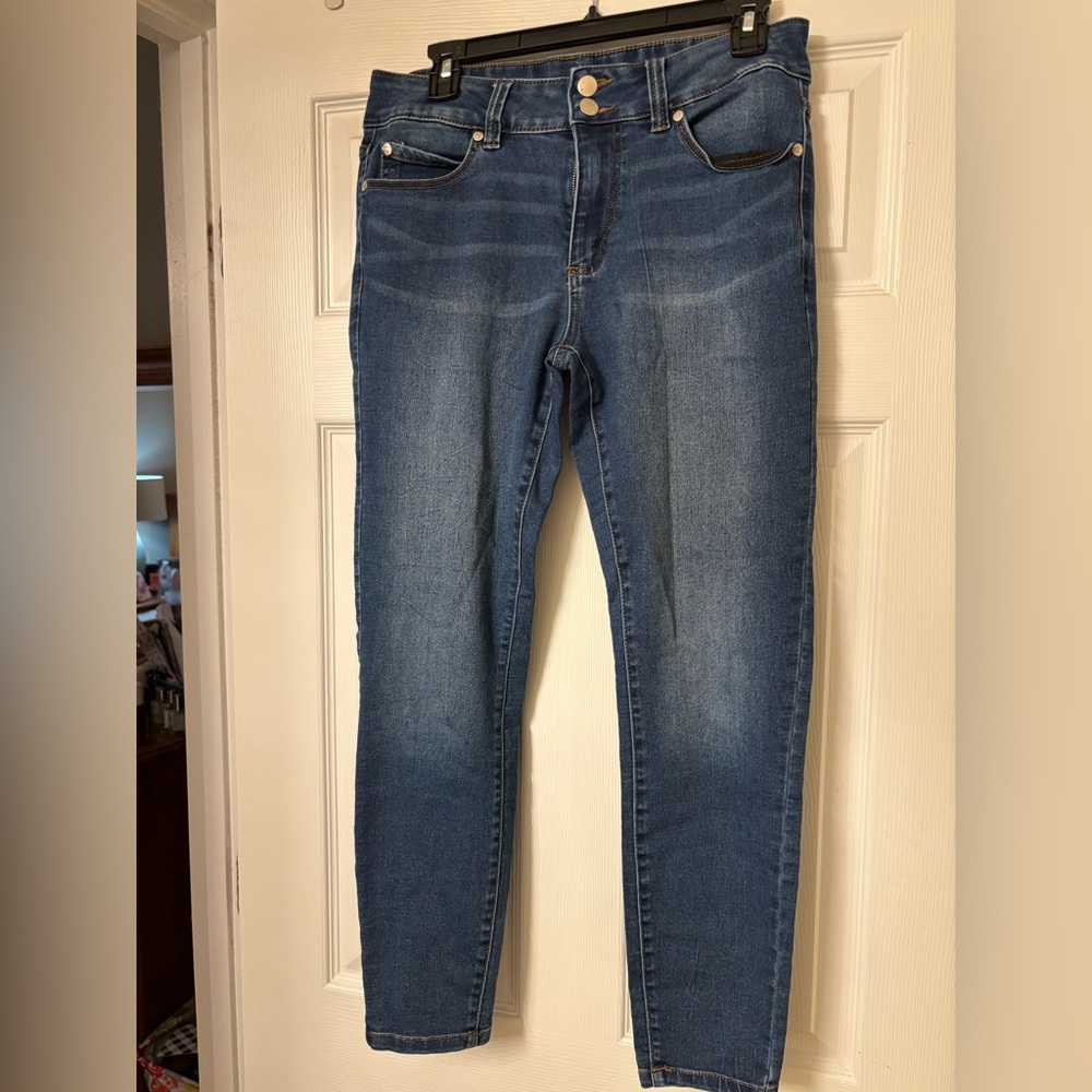 Tahari women’s jeans with some stretch. Size 8/29.